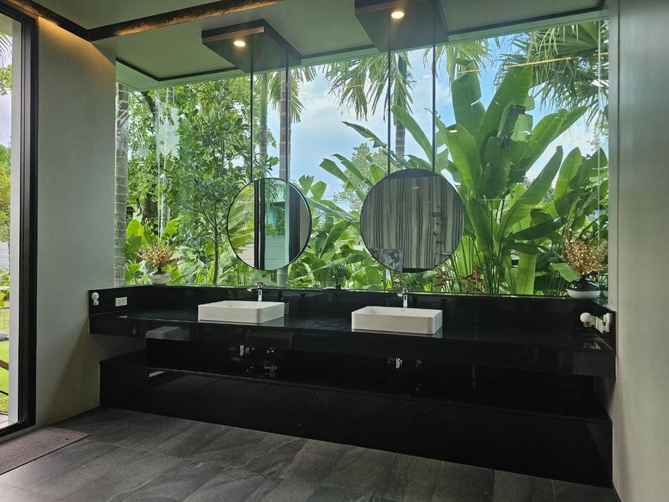 Master bedroom bath